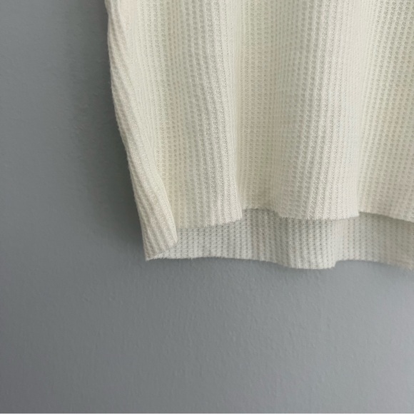 Cropped Long-Sleeve Henley T-Shirt - Picture 5 of 9